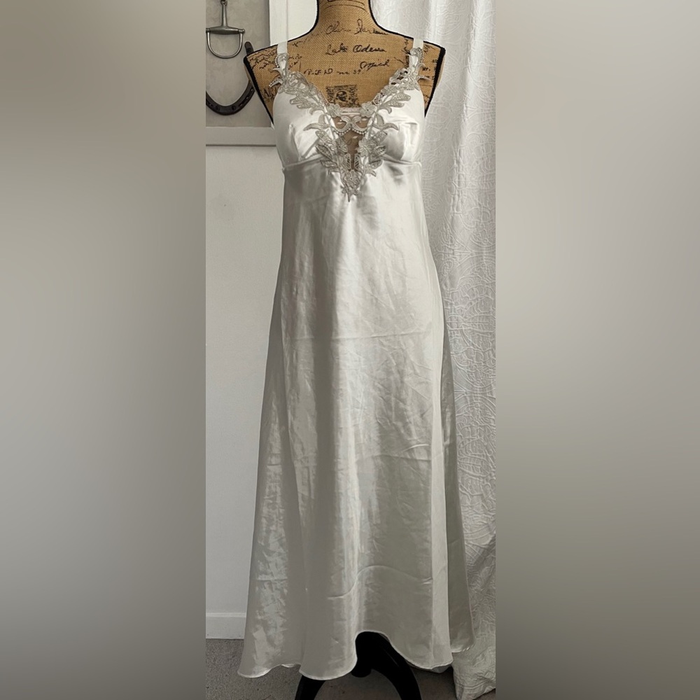 Flora Nikrooz Stella Charmeuse Satin Bridal Nightgown Lace 
Size M
